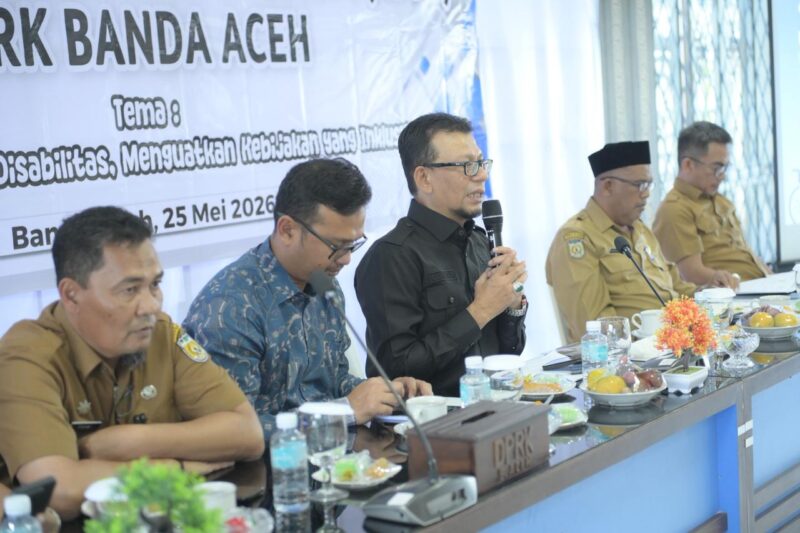 Wakil Ketua II DPRK Banda Aceh, Dr. Musriadi, M.Pd., menyampaikan sambutan saat memimpin Rapat Dengar Pendapat Umum (RDPU) bertema “Mendengar Suara Disabilitas, Menguatkan Kebijakan yang Inklusif” di Banda Aceh, Senin (25/5/2026). Foto: Dok (Humas DPRK Banda Aceh)