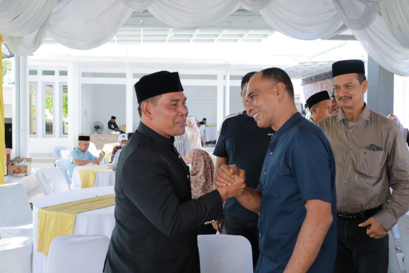 Bupati Aceh Besar H. Muharram Idris menyambut tamu saat open house dirumah pribadinya di Gampong Ajuen Lam Hasan, Kecamatan Peukan Bada, Kamis (28/05/2026).