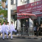 Sekda Aceh M. Nasir bertindak sebagai inspektur upacara saat memimpin peringatan Hari Lahir Pancasila Tahun 2026 di halaman Kantor Gubernur Aceh, Banda Aceh, Senin (1/6/2026). Foto: (Humas Aceh).