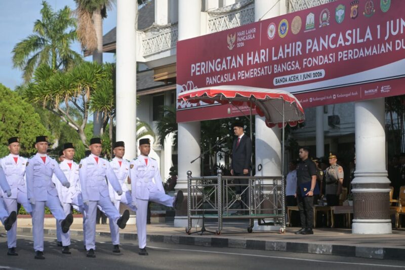 Sekda Aceh M. Nasir bertindak sebagai inspektur upacara saat memimpin peringatan Hari Lahir Pancasila Tahun 2026 di halaman Kantor Gubernur Aceh, Banda Aceh, Senin (1/6/2026). Foto: (Humas Aceh).