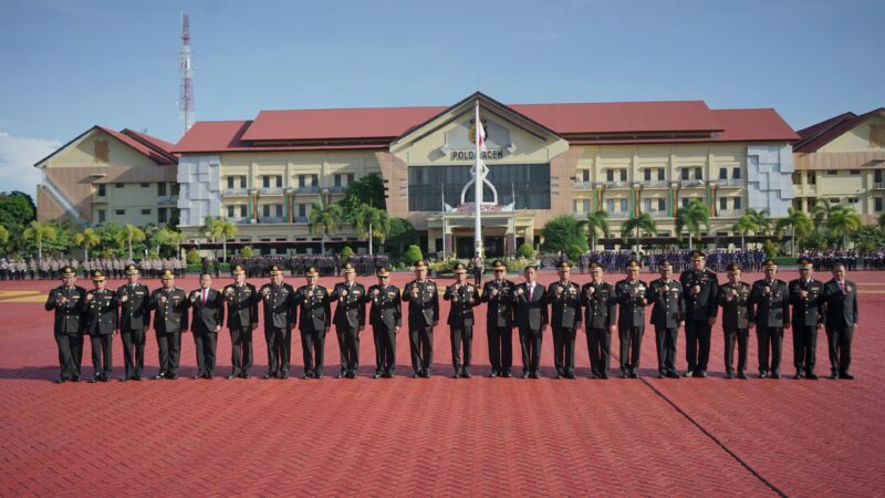 Kapolda Aceh Irjen Pol. Drs. Marzuki Ali Basyah, M.M., bersama Wakapolda Aceh, Irwasda, dan para Pejabat Utama (PJU) Polda Aceh berfoto bersama usai memimpin Upacara Peringatan Hari Lahir Pancasila Tahun 2026 di Lapangan Mapolda Aceh, Banda Aceh, Senin (1/6/2026). Foto: (Humas Polda Aceh).