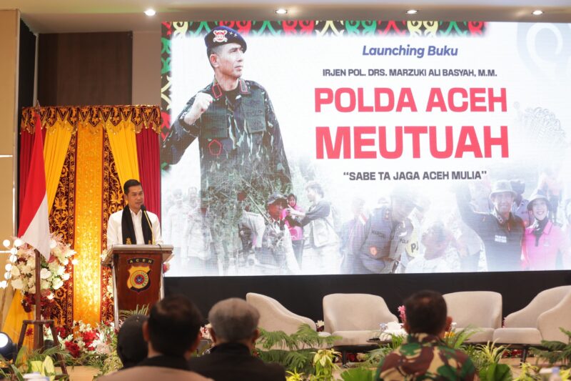 Sekda Aceh M. Nasir menyampaikan sambutan saat menghadiri peluncuran buku Polda Aceh Meutuah karya Dr. Nurlis Effendi di Gedung BSI Landmark Aceh, Banda Aceh, Rabu (3/6/2026). Foto: (Humas Polda Aceh).