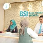 Petugas melayani nasabah di kantor PT Bank Syariah Indonesia (BSI). Foto: Dok Ist