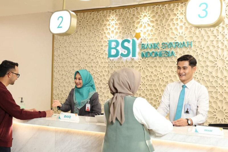 Petugas melayani nasabah di kantor PT Bank Syariah Indonesia (BSI). Foto: Dok Ist