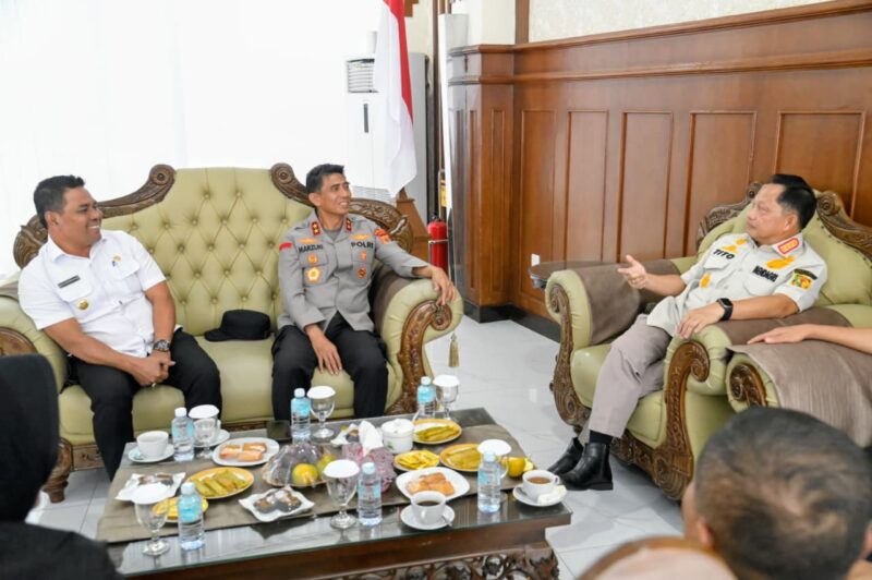 Mendagri Tito Karnavian berdialog dengan Bupati Aceh Besar, H Muharram Idris, Kapolda Aceh Irjen Pol Marzuki Ali Basyah saat melepas keberangkatan di VIP Room Bandara SIM, Blang Bintang, Aceh Besar, Rabu (10/06/2026).