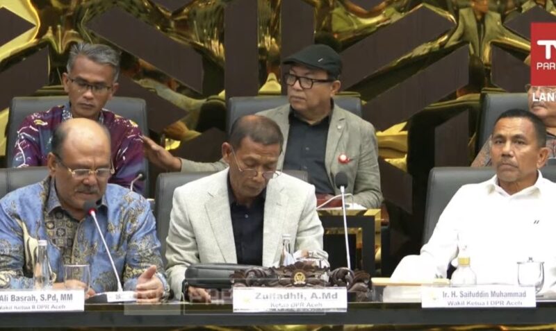 Tangkapan layar Ketua DPRA, Zulfadhli bersama jajaran pimpinan dan ketua fraksi DPRA menyampaikan sejumlah masukan strategis kepada Badan Legislasi DPR RI dalam pembahasan Rancangan Undang-Undang Pemerintahan Aceh. Foto: Dok Ist