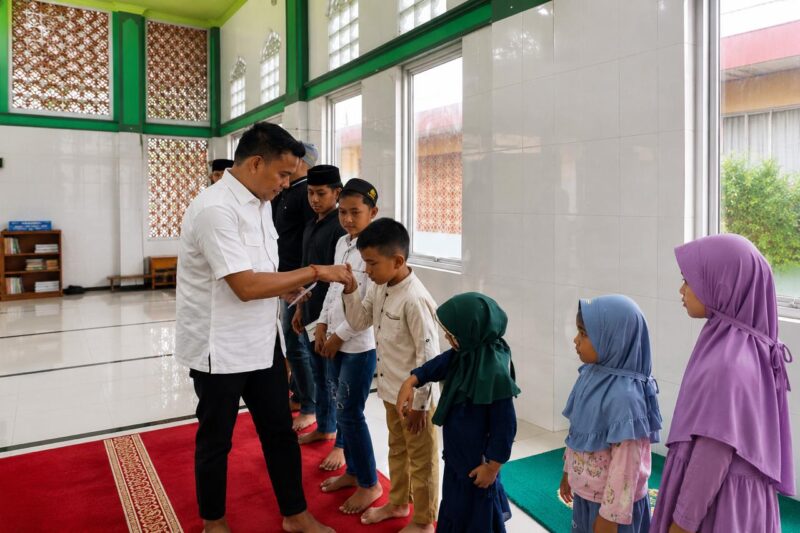Anggota DPRA dari Partai Kebangkitan Bangsa (PKB), Munawar AR atau yang akrab disapa Ngoh Wan, laksanakan kegiatan sosial yang digelar di Gampong Neusok, Kecamatan Darul Kamal, Kabupaten Aceh Besar, Selasa (09/6/2026).Foto:Dok Ist 