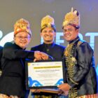 Menteri Mendikdasmen Prof. Dr. Abdul Mu'ti, M.Ed. menyerahkan Pagam Penghargaan kepada Staf Ahli Bupati Aceh Aceh Besar, Abubakar SAg pada acara Anugerah Cakrawala Penyair Nusantara di Aula Keurukon Istana Wali Nanggroe Aceh, Kecamatan Darul Imarah, Aceh Besar, Senin (22/06/2026) malam.
