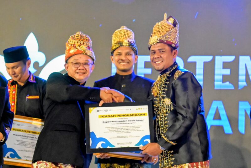 Menteri Mendikdasmen Prof. Dr. Abdul Mu'ti, M.Ed. menyerahkan Pagam Penghargaan kepada Staf Ahli Bupati Aceh Aceh Besar, Abubakar SAg pada acara Anugerah Cakrawala Penyair Nusantara di Aula Keurukon Istana Wali Nanggroe Aceh, Kecamatan Darul Imarah, Aceh Besar, Senin (22/06/2026) malam.