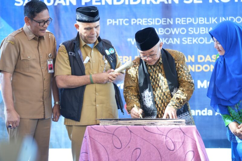 Menteri Pendidikan Dasar da Menengah Prof Abdul Mu'ti didampingi Kadisdik Aceh dan Kadisdik Kota Banda Aceh meresmikan sejumlah sekolah penerima bantuan Program Revitalisasi Sekolah 2026 di Banda Aceh. Program ini memprioritaskan sekolah terdampak bencana, daerah 3T, dan sekolah rusak berat.
