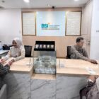 Petugas taksir emas di Konter Layanan Gadai Emas Bank Syariah Indonesia sedang menaksir emas dan menjelaskan gadai emas menjadi salah satu solusi kebutuhan dana cepat yang aman tanpa harus menjual aset emas yang dimiliki nasabah. Foto: Humas BSI