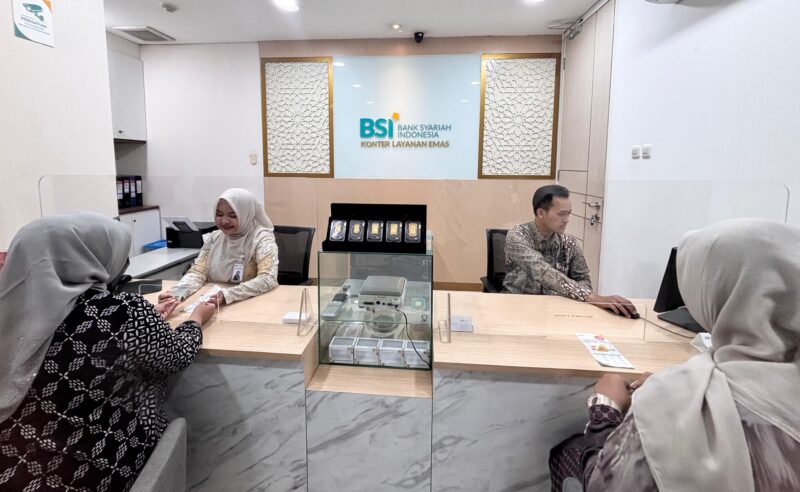 Petugas taksir emas di Konter Layanan Gadai Emas Bank Syariah Indonesia sedang menaksir emas dan menjelaskan gadai emas menjadi salah satu solusi kebutuhan dana cepat yang aman tanpa harus menjual aset emas yang dimiliki nasabah. Foto: Humas BSI