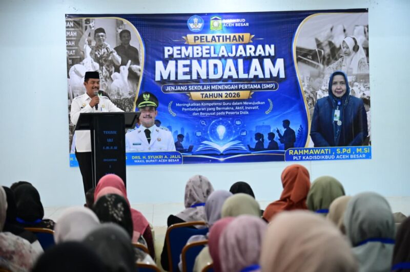 Wakil Bupati Aceh Besar Drs H Syukri memberikan sambutan dan sekaligus membuka Pelatihan Pembelajaran Mendalam jenjang SMP di Aula Disnakertrans Aceh Besar, Rabu (24/06/2026).