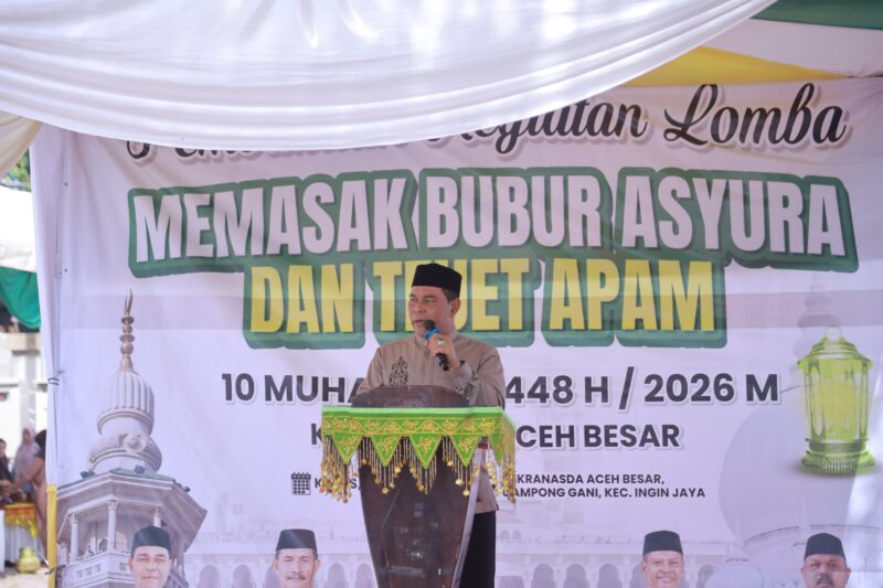 Bupati Aceh Besar, Muharram Idris menyampaikan sambutan memperingati 10 Muharram melalui tradisi memasak bubur asyura dan toet apam, di Halaman Dekranasda Aceh Besar,Kamis (25/06/2026).
