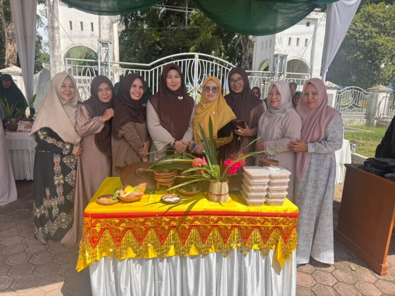 Foto bersama pada pelaksanaan Lomba Masak Bubur Asyura dan Teut Apam dalam rangka peringatan Hari Asyura 10 Muharram 1448 Hijriah yang digelar Pemkab Aceh Besar di Kompleks Dekranasda Aceh Besar, Gampong Gani, Kecamatan Ingin Jaya, Kabupaten Aceh Besar, Kamis (25/06/2026).