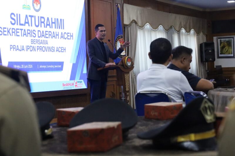 Sekretaris Daerah Aceh, M. Nasir, didampingi Kepala Biro Adpim Setda Aceh, Akkar Arafat, bersilaturahmi dengan Praja IPDN asal Aceh di Kampus IPDN Jatinangor, Kabupaten Sumedang, Jawa Barat, Minggu (28/6/2026). Foto: (Humas Aceh).