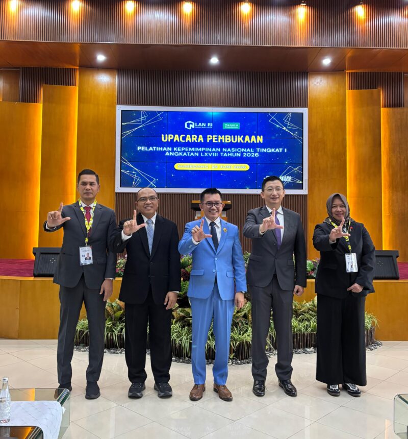 Sekretaris Daerah Aceh, Muhammad Nasir, menerima penyematan tanda peserta sebagai perwakilan peserta pada pembukaan Pelatihan Kepemimpinan Nasional (PKN) Tingkat I Angkatan LXVIII Tahun 2026 yang diselenggarakan Lembaga Administrasi Negara (LAN) RI di Sumedang, Jawa Barat, Senin (29/6/2026). Foto: (Humas Aceh).