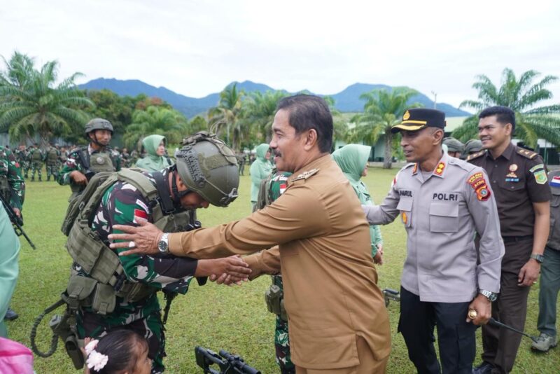 Wakil Bupai Aceh Besar Drs Syukri A Jalil, bersama unsur Forkopimda menyalami prajurit saat menghadiri Pemberangkatan Satgas RI-PNG Statis YOnif 117/KY Rem 012/TU Kodam IM, di Lapangan Mayonif 117/KY, Kota Jantho, Senin (29/06/2026).