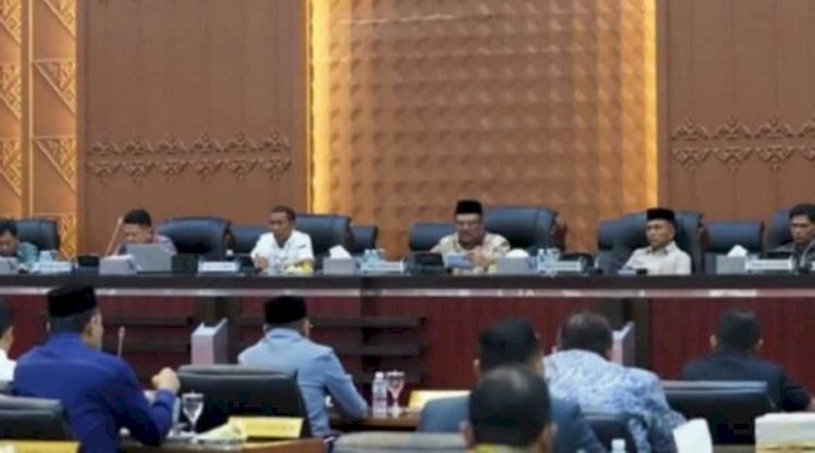 Rapat Koordinasi Pencegahan Korupsi bersama Komisi Pemberantasan Korupsi Republik Indonesia (KPK-RI) dan anggota DPRA berlangsung di Gedung Parlemen Aceh, Selasa, 19 Mei 2026. Pertemuan tersebut membahas penguatan pengawasan anggaran, pelayanan publik, dan tata kelola pemerintahan daerah sebagai upaya pencegahan korupsi di Aceh. Foto: Humas DPRA.