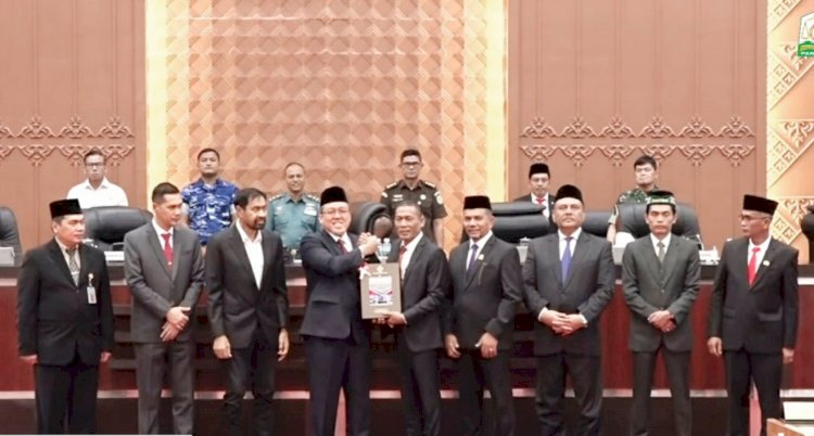 Pimpinan Dewan Perwakilan Rakyat Aceh (DPRA) menerima Laporan Hasil Pemeriksaan (LHP) Badan Pemeriksa Keuangan (BPK) RI atas Laporan Keuangan Pemerintah Aceh Tahun Anggaran 2025 dalam rapat paripurna di Gedung Utama DPRA, Senin, 22 Juni 2026. Foto:Dok Ist