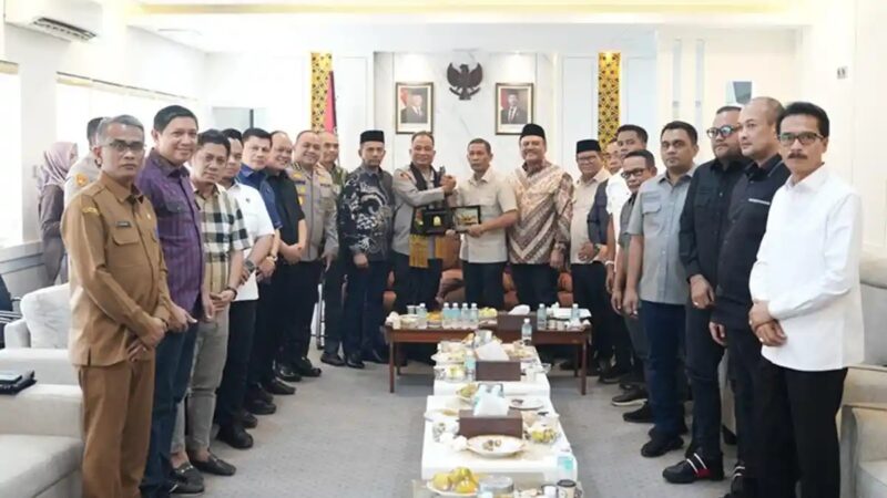 Ketua DPRA, unsur pimpinan dewan, dan jajaran Polda Aceh mengabadikan momen kebersamaan usai pertemuan silaturahmi yang berlangsung di Kantor DPRA, Banda Aceh, Selasa (28/7/2026). Foto: (Humas DPRA)