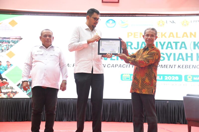 Staf Ahli Bupati Aceh Besar, Fata Muhammad SPd MM menerima Sertifikat dari panitia Pembekalan Mahasiswa KKN USK di ACC Dayan Dawood, Kecamatan Syiah Kuala, Banda Aceh, Rabu (01/07/2026).