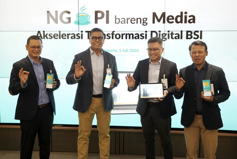 Direktur Utama BSI Anggoro Eko Cahyo (dua dari kiri) didampingi Direktur Information Technology (IT) Muharto Hadi Suprapto (tiga dari kiri), SEVP IT Development & Operations Saut Parulian Saragih (paling kiri) dan SEVP Digital Banking M. Misbahul Munir (paling kanan) menunjukan salah satu e-channel BYOND by BSI dan BEWIZE/Foto:(Humas BSI)