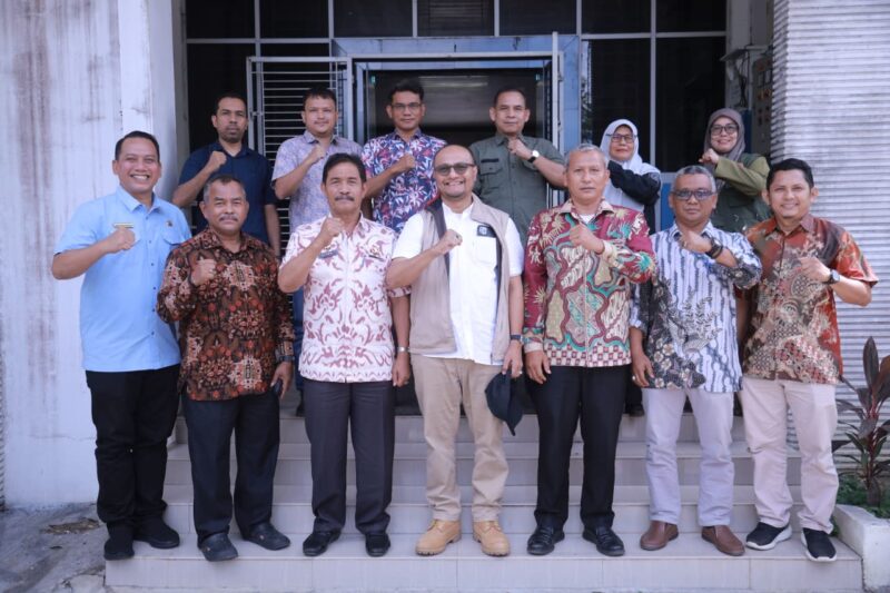 Foto bersama usai rapat monitoring, koordinasi, dan konsolidasi pelaksanaan penanganan pascabencana, di Gedung Dekranasda Aceh Besar, Gampong Gani, Kecamatan Ingin Jaya, Aceh Besar, Kamis (02/07/2026). 