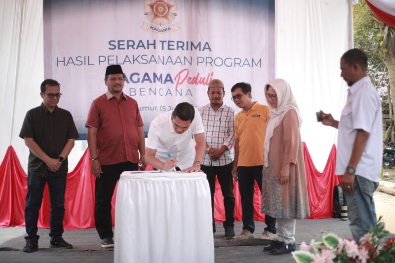 Wakil Menteri Komunikasi dan Digital sekaligus Sekretaris Jenderal PP KAGAMA, Nezar Patria, bersama Rektor UGM Prof. dr. Ova Emilia, Ph.D., Sekda Aceh M. Nasir, Bupati Aceh Tamiang Armia Fahmi, dan jajaran Forkopimda menyerahkan secara simbolis 26 unit hunian sementara (huntara) kepada masyarakat terdampak bencana hidrometeorologi di Desa Sekumur, Kecamatan Sekerak, Kabupaten Aceh Tamiang, Minggu (5/7/2026). Foto: (Humas Aceh).