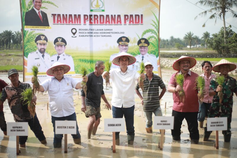 Sekretaris Daerah Aceh, M. Nasir, mewakili Gubernur Aceh Muzakir Manaf, memimpin gerakan tanam padi perdana pascabencana hidrometeorologi di Desa Bukit Panjang, Kecamatan Karang Baru, Kabupaten Aceh Tamiang, Minggu (5/7/2026). Foto: (Humas Aceh).