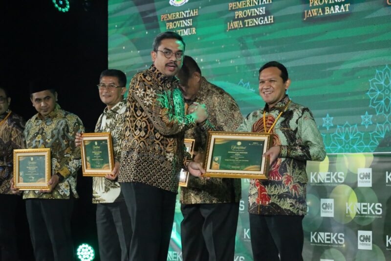 Wakil Gubernur Aceh, Fadhlullah, mewakili Gubernur Aceh Muzakir Manaf menerima trofi Juara Utama Kategori Inklusi Keuangan Syariah pada ajang Anugerah Adinata Syariah 2026 di Jakarta, Senin (6/7/2026). Foto: (Humas Aceh)
