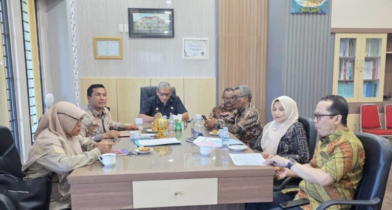 Plh Sekretaris Daerah Aceh Besar bersama Asisten II Setdakab M. Ali serta jajaran kepala OPD mengikuti Rapat Koordinasi Progress Penanganan Pascabencana Lintas Sektor yang digelar Kementerian Koordinator Bidang Pemberdayaan Masyarakat secara virtual dari Ruang Sekda Aceh Besar, Kota Jantho, Kamis (09/07/2026).