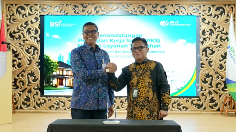 Direktur Utama BSI Anggoro Eko Cahyo (kiri) dan Direktur Utama BPJS Ketenagakerjaan Saiful Hidayat (kanan) melakukan penandatangan Perjanjian Kerjasama BSI dan BPJS Ketenagakerjaan, Jumat (10/7/2026). Foto : (Humas BSI)
