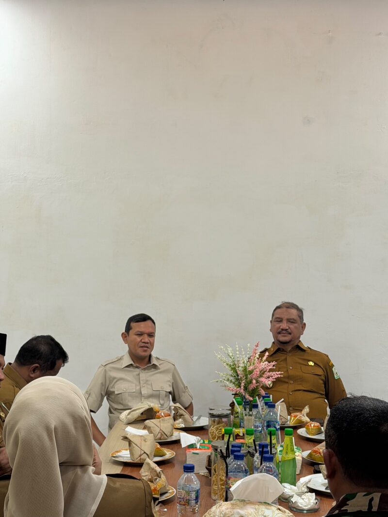 Wakil Gubernur Aceh memimpin rapat koordinasi percepatan rehabilitasi dan rekonstruksi pascabencana bersama Bupati Aceh Tamiang di Kantor Koramil 08/Rantau, Kabupaten Aceh Tamiang, Senin (13/7/2026). Foto: (Humas Aceh).