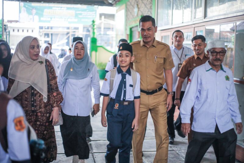 Sekretaris Daerah Aceh M. Nasir mengantar anak ke sekolah dalam Gerakan Ayah Mengantar Anak Sekolah (GAMAS) sekaligus membuka Masa Taaruf Murid Madrasah (MATAMUDA) di MTsN 1 Banda Aceh, Senin (13/7/2026). Foto: (Humas Aceh).