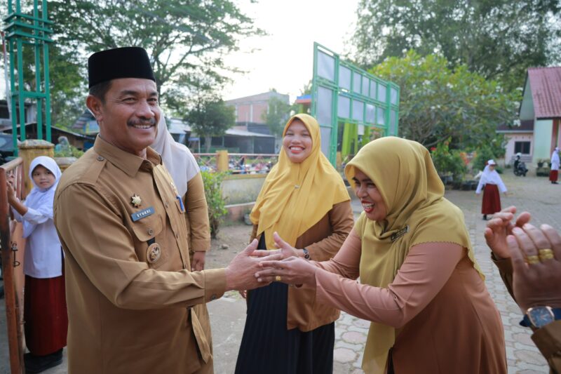 Wakil Bupati Aceh Besar, Drs. Syukri A. Jalil, melakukan monitoring dan evaluasi pelaksanaan Masa Pengenalan Lingkungan Sekolah (MPLS) di Sekolah Dasar Negeri (SDN) Blang Bintang, Kecamatan Blang Bintang, Senin (13/07/2026).