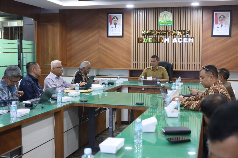 Sekretaris Daerah Aceh M. Nasir menerima kunjungan manajemen PT Indoasia Oil Tank Terminal di Ruang Rapat Sekda Aceh, Senin (13/7/2026). Foto: (Humas Aceh).