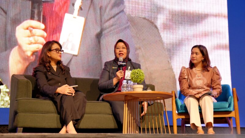 SEVP Operations BSI Ana Nurul Khayati (tengah) saat pemaparan Panel discussion: Customer Experience for All pada acara MRInsight Inclusive CX Seminar 20206 di Menara Kuningan Ballroom Jakarta, Senin (13/7/2026). Foto: (Humas BSI).