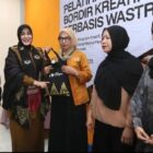 Wali Kota Banda Aceh, Illiza Sa'aduddin Djamal menyerahkan cendera mata kepada perwakilan peserta usai membuka Pelatihan Bordir Kreatif Berbasis Wastra Aceh di Balai Pelatihan Vokasi dan Produktivitas (BPVP) Banda Aceh, Selasa (14/7/2026).Foto:Dok Ist