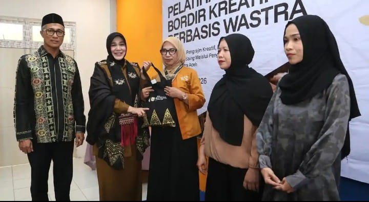 Wali Kota Banda Aceh, Illiza Sa'aduddin Djamal menyerahkan cendera mata kepada perwakilan peserta usai membuka Pelatihan Bordir Kreatif Berbasis Wastra Aceh di Balai Pelatihan Vokasi dan Produktivitas (BPVP) Banda Aceh, Selasa (14/7/2026).Foto:Dok Ist