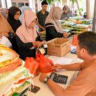Camat Ingin Jaya, Al Mubarak Akbar, S.STP, M.M, menyerahkan secara simbolis paket belanja pangan murah Pemkab Aceh Besar melalui Dinas Pangan di Kantor Camat Ingin Jaya, Aceh Besar, Rabu (15/07/2026).