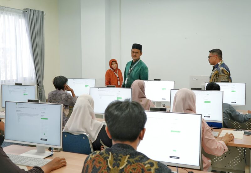 Wakil Rektor Bidang Akademik dan Kelembagaan UIN Ar-Raniry, Prof. Muhammad Yasir Yusuf, saat melakukan monitoring jalannya ujian Penerimaan Mahasiswa Baru (PMB) Reguler SSE di salah satu laboratorium komputer kampus setempat, Banda Aceh, Rabu (15/7/2026).Foto:Dok Ist