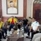 Ketua DPR Aceh, Zulfadhli (depan-kanan) melakukan pertemuan dengan Wakil Ketua Baleg DPR RI, Ahmad Doli, serta sejumlah politisi DPD Partai Golkar Aceh.Foto:Dok Ist