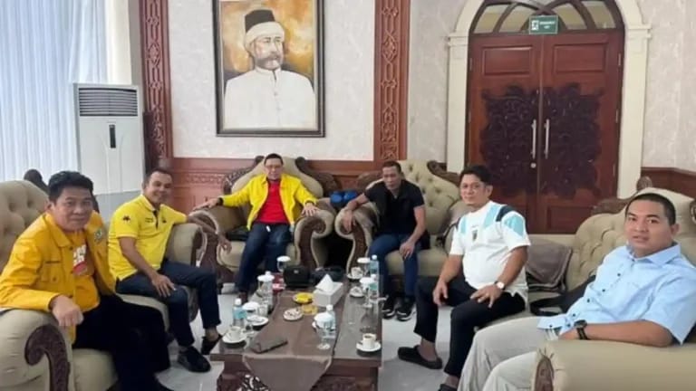 Ketua DPR Aceh, Zulfadhli (depan-kanan) melakukan pertemuan dengan Wakil Ketua Baleg DPR RI, Ahmad Doli, serta sejumlah politisi DPD Partai Golkar Aceh.Foto:Dok Ist