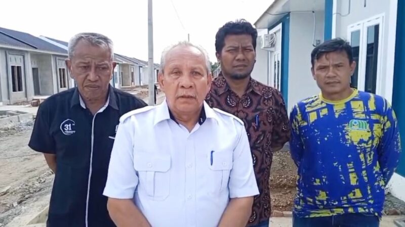Plt Direktur Utama PDAM Tirta Mountala Ir. Yusmadi, MM, didampingi Direktur Umum Devid Zainal, SE, bersama tim teknis meninjau lokasi proyek perumahan di kawasan Neuheun, Kecamatan Baitussalam, Aceh Besar, yang diduga menggunakan air PDAM Tirta Mountala tanpa melalui prosedur resmi, Rabu (15/7/2026).