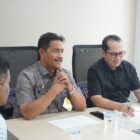 Wakil Bupati Aceh Besar Drs Syukri melakukan silaturahmi dan PreContruction Meeting Pekerjaan Penanganan Jalan Kabupaten pada Bidang Bina Marga Dinas PUPR Aceh Besar di Aula Dinas PUPR Aceh Besar, Kamis (16/07/2026) siang.