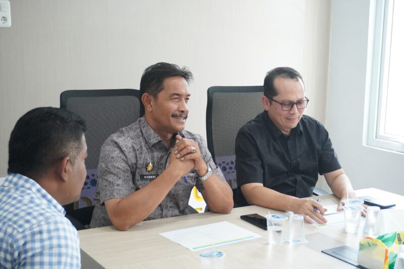 Wakil Bupati Aceh Besar Drs Syukri melakukan silaturahmi dan PreContruction Meeting Pekerjaan Penanganan Jalan Kabupaten pada Bidang Bina Marga Dinas PUPR Aceh Besar di Aula Dinas PUPR Aceh Besar, Kamis (16/07/2026) siang.