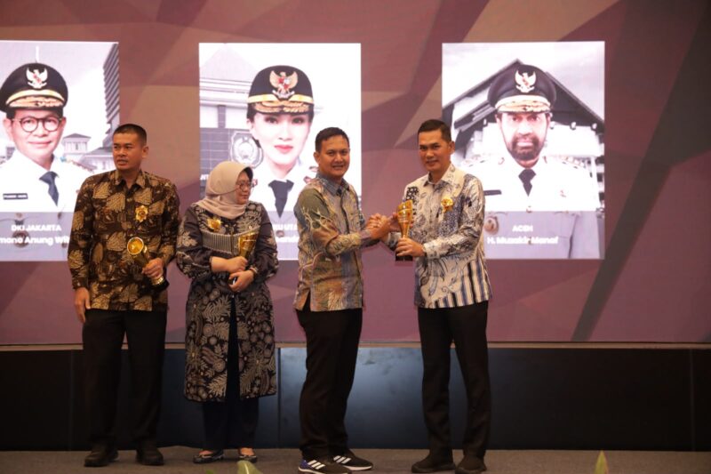 Sekda Aceh M Nasir, S.IP, MPA mewakili Pemerintah Aceh menerima tiga penghargaan Forum Pemred Multimedia Award 2026 di Hotel Alana, Yogyakarta, Sabtu (18/7/2026).