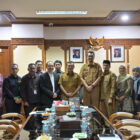 Wakil Gubernur Aceh Fadhlullah menerima audiensi Kepala LLDIKTI Wilayah XIII Aceh Rizal Munadi bersama para pimpinan Perguruan Tinggi Swasta (PTS) se-Aceh di ruang rapat Wakil Gubernur Aceh, Selasa (21/7/2026). Foto: (Humas Aceh).