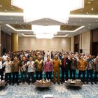 Regional CEO BSI Aceh Imsak Ramadhan foto bersama dengan Kepala OJK Aceh Daddi Peryoga, Kepala Biro Perekonomian Pemerintah Aceh Zaini, Ketua FKIJK Aceh Fadhil Ilyas, serta peserta saat mengikuti kegiatan Literasi dan Inklusi Keuangan melalui Gerakan Nasional Cerdas Keuangan (GENCARKAN) di Banda Aceh. Foto: (Humas BSI)